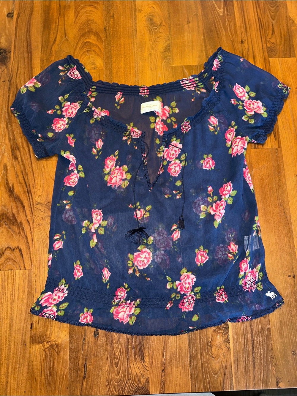 Abercrombie & Fitch Women’s Sheer Navy Floral Blouse Size Large.